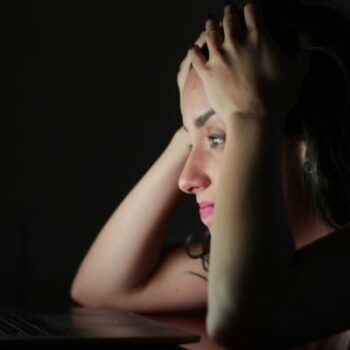 riesgos-y-peligros-de-las-redes-sociales-emocional-depresion-e1570474539957