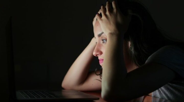 riesgos-y-peligros-de-las-redes-sociales-emocional-depresion-e1570474539957