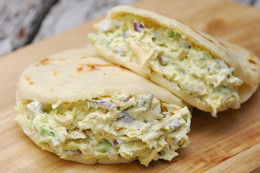Arepas-rellenas-con-pollo-y-aguacate