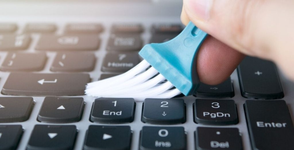 encasa-como-limpiar-el-teclado-y-el-monitor-de-su-computadora-5689-mainImage-0